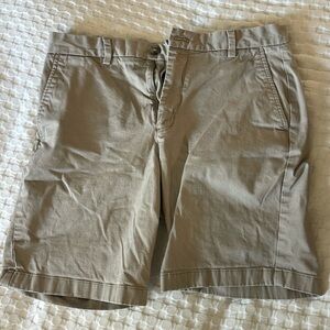 Vineyard vines, khaki shorts size 32